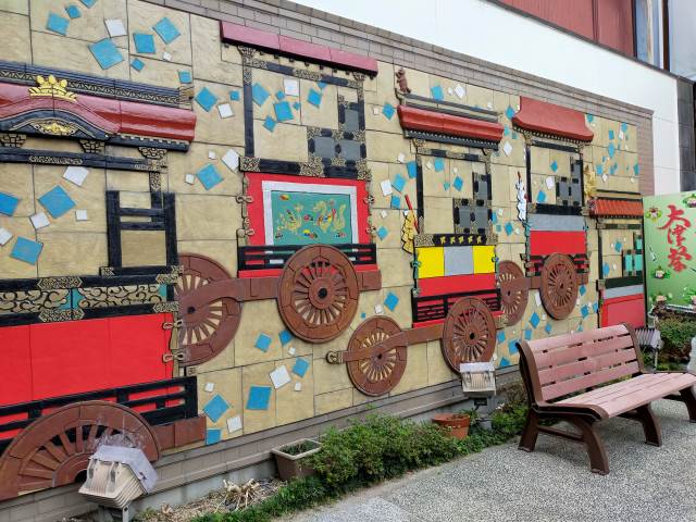 This exhibition hall celebrates the Otsu Festival, one of the "Big Three Lake Country Festivals." With a full-size replica of one of the hikiyama festival floats, the museum uses video and photographs to teach visitors about the distinctive mechanical dolls and curtains used in the festival. One gets a true sense of the liveliness and fun of the dynamically unfolding festival.