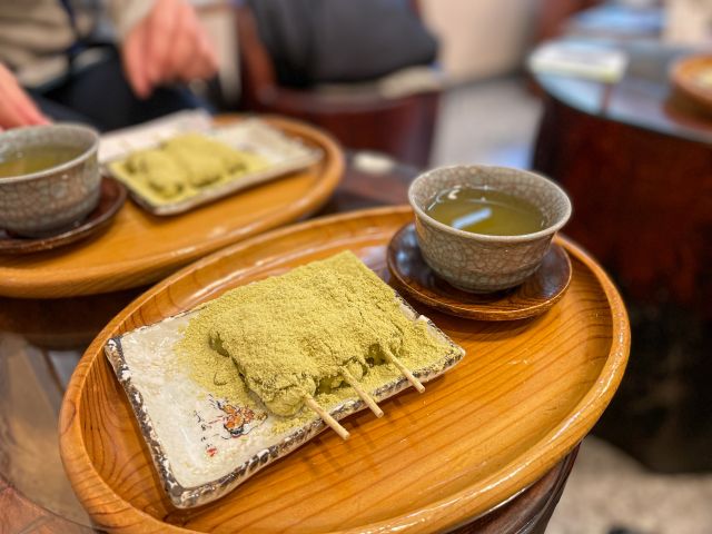 This confectionery sells Mii-dera Chikara Mochi, a type of rice cake that has been popular as a memento of visits to Mii-dera Temple for the last 400 years. Their Chikara Mochi are incredibly soft and coated in plenty of green roasted soybean flour. They are the perfect complement to a cup of matcha green tea.