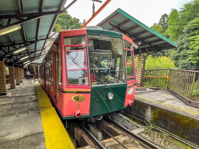 Sakamoto Cable is a cable car route established in 1924. The distance of the route is 2,025 m, the longest operating distance out of all currently operating cars in Japan. The spectacular view of Lake Biwa opens up before you as you ascend the mountain.