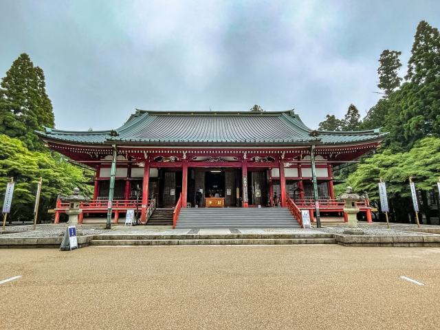 Hiei-Zan Enryaku-Ji is at an elevation of 848 m and borders all areas of Hiei-Zan. It is also the head temple of the Tendai sect of Buddhism. Since its founding, it has produced numerous famous monks and played a central role in Buddhism in Japan. In 1994, Enryaku-Ji was registered as a UNESCO World Cultural Heritage Site as a “Historic Monument of Ancient Kyoto.” It is still a representative temple in Japanese Buddhism today.