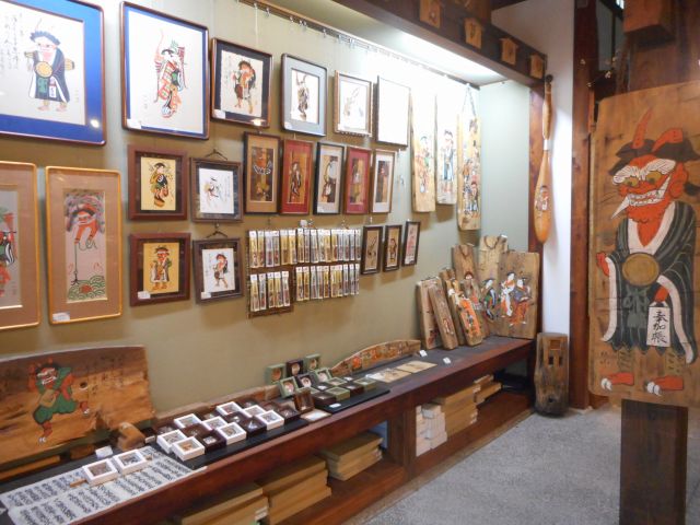 江戸期当時の技法そのままに多数の伝統民画「大津絵」を描き、展示・販売を行っています。昔ながらの懐かしい空間でご覧になれます。