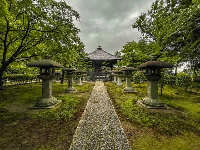 坂本は比叡山延暦寺や日吉大社の門前町として、また琵琶湖舟運の港町としてかつて日本でも有数の賑わいを誇っていた町です。町中には比叡山で修業を積んだ僧侶たちの隠居坊である里坊が並び、石垣が多くみられる町並みも特徴的です。ここでしか見ることのできない悠久の歴史と、豊かな自然に囲まれた景観を楽しみましょう！