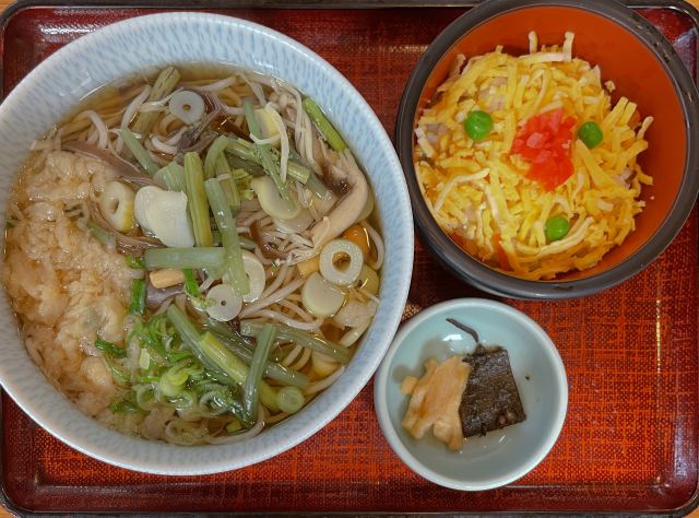 比叡山延暦寺の境内で営業している蕎麦店です。比叡山延暦寺では断食の修行を終えたお坊さんが最初に食べる食事としてそばが親しまれてきました。由緒ある地域の名物料理を楽しみましょう。