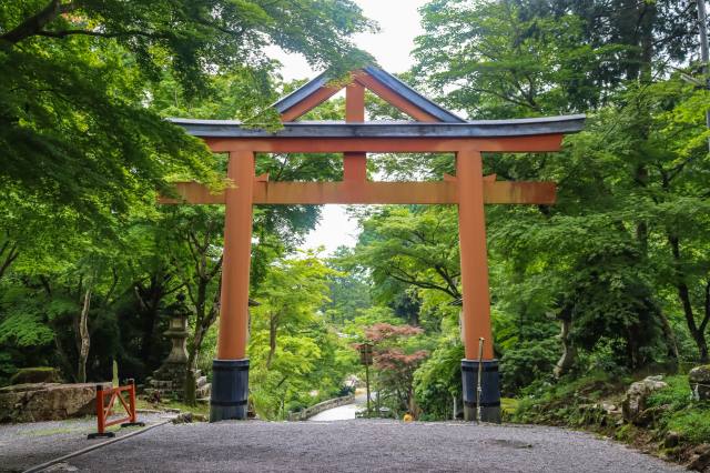 Hiyoshi Taisha is a Shinto shrine built on the eastern foot of Mt. Hiei-Zan. Once Enryaku-Ji was opened on Hiei-Zan, the shrine was also regarded as the protector of the Tendai sect and Enryaku-Ji. Because it guarded the capital of Kyoto, it is still believed to ward off bad luck and bring good luck when moving or traveling. You may wish to pray for your safe travels.