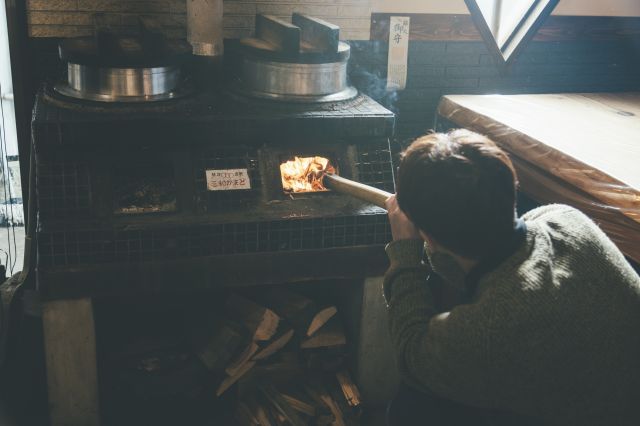 Scenes of a Kamado rice-making experience