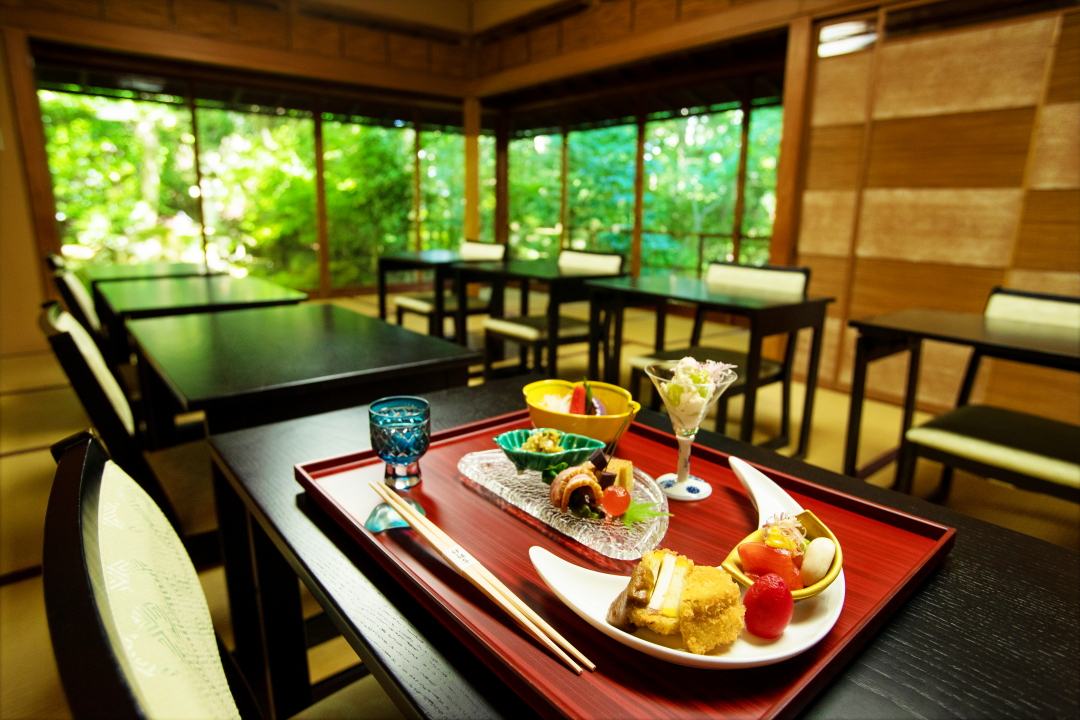 A reservation-only banquet at a traditional restaurant/various experiences