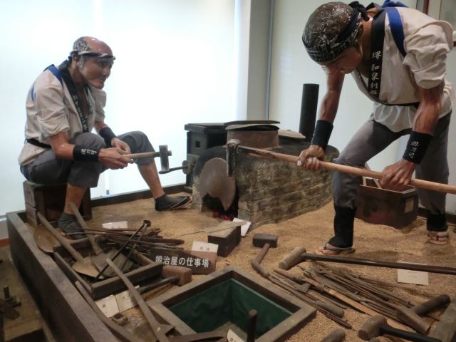 創業文化二年　併設の堺刀司刃物資料館には刃物の歴史や道具、多種多様な庖丁の数々を展示