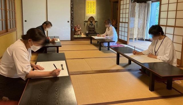Visitors copying sutras at Myoho-ji (image)