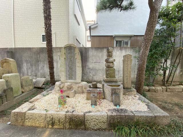 Myoho-ji's temple grounds are home to some items of historical significance (image)