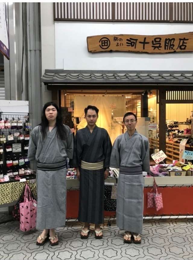 Strolling through the streets of Sakai in a yukata (image)