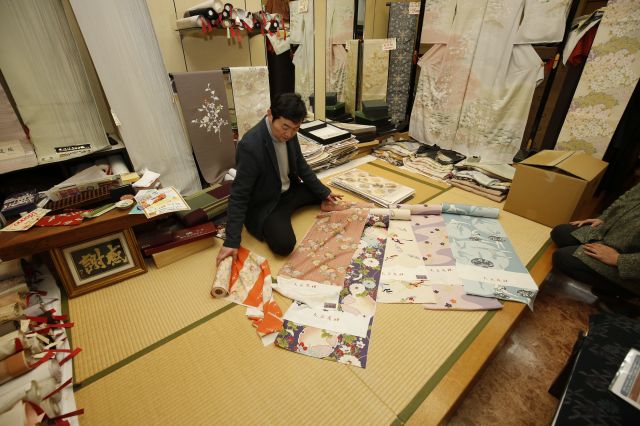 Putting on a yukata at Kawajyu Kimono Shop