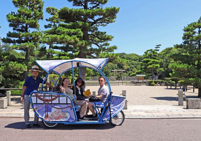 Visiting the World Heritage Site kofun tomb of Emperor Nintoku by bicycle taxi (image)