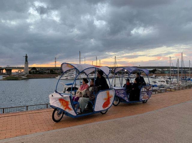 Enjoy the sights of Sakai in a three-person bicycle taxi (image)