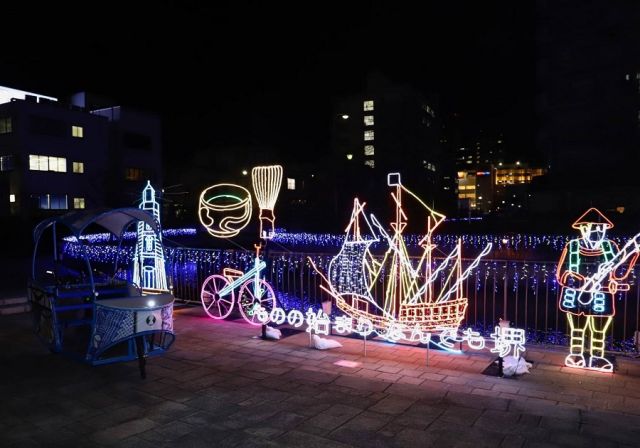 Touring Sakai by night in a bicycle taxi (image)