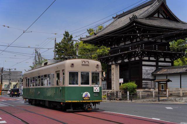 広隆寺と嵐電
（C）京福電気鉄道