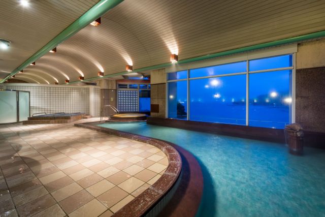 Large bathing areas equipped with spa facilities, such as a jacuzzi, reclining bath and sauna.