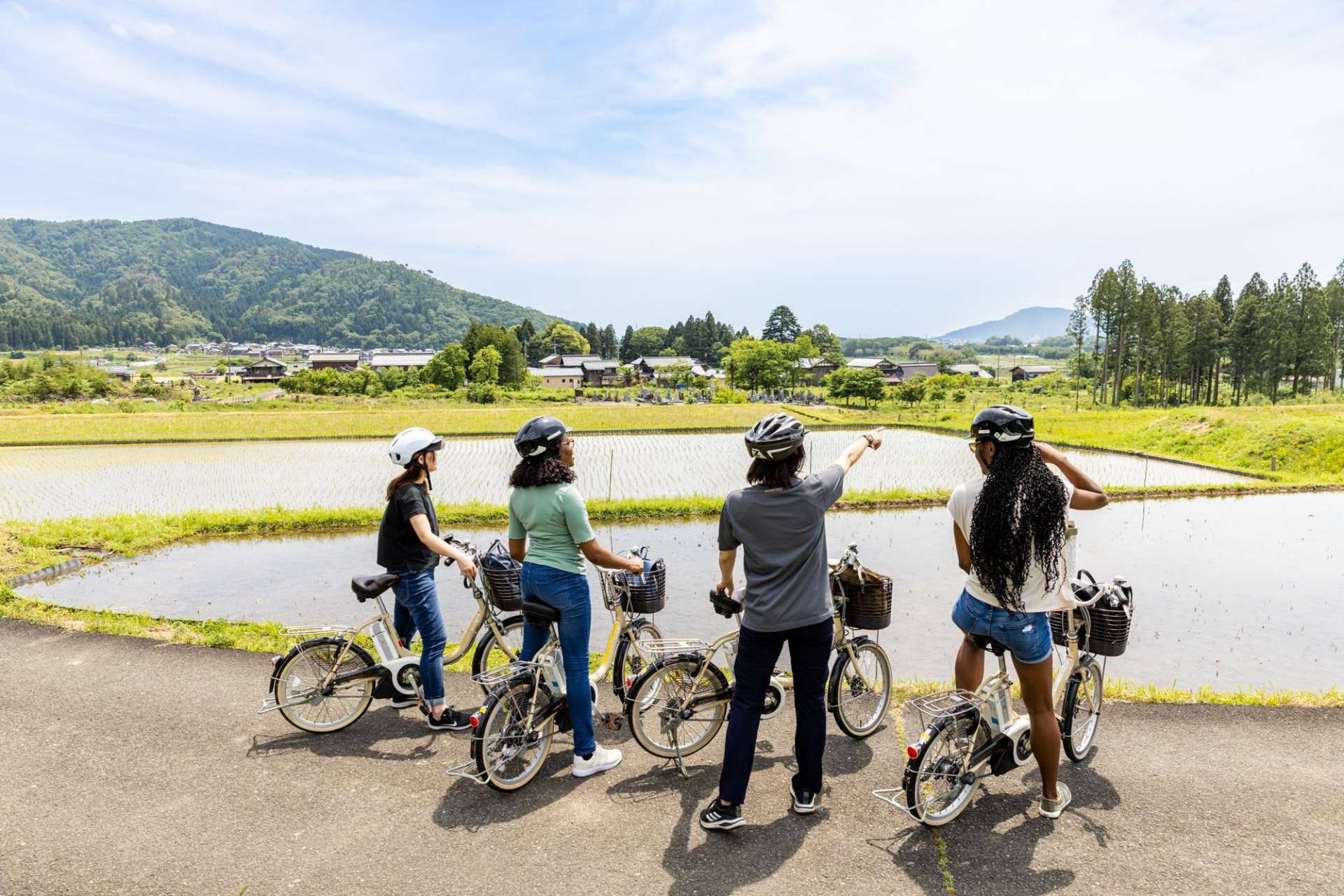 Private 1-day e-bike and walking tour: Serene Pastoral Villages and Historic Brewery Town Near Lake Biwa