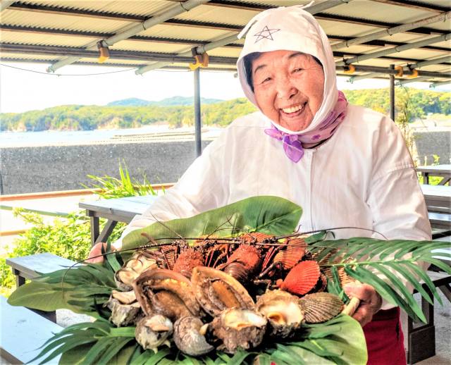Ama Hut Hachiman Kamado - Fresh Seafood with the Ama