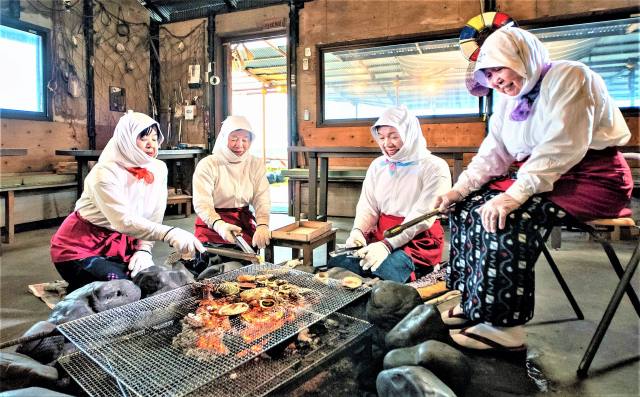 海女小屋はちまんかまど・海女と囲炉裏