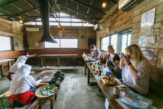 海女小屋はちまんかまど・海女小屋での食事の様子