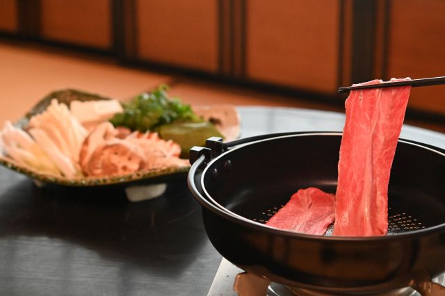 The SUKIYAKI Gastronomy Cycling-tour Taste Wagyu beef in the production areas and learn about Edo life stories