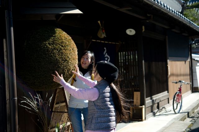 Experience a paper-play enactment of stories from the Edo period in a 300-year-old traditional house.