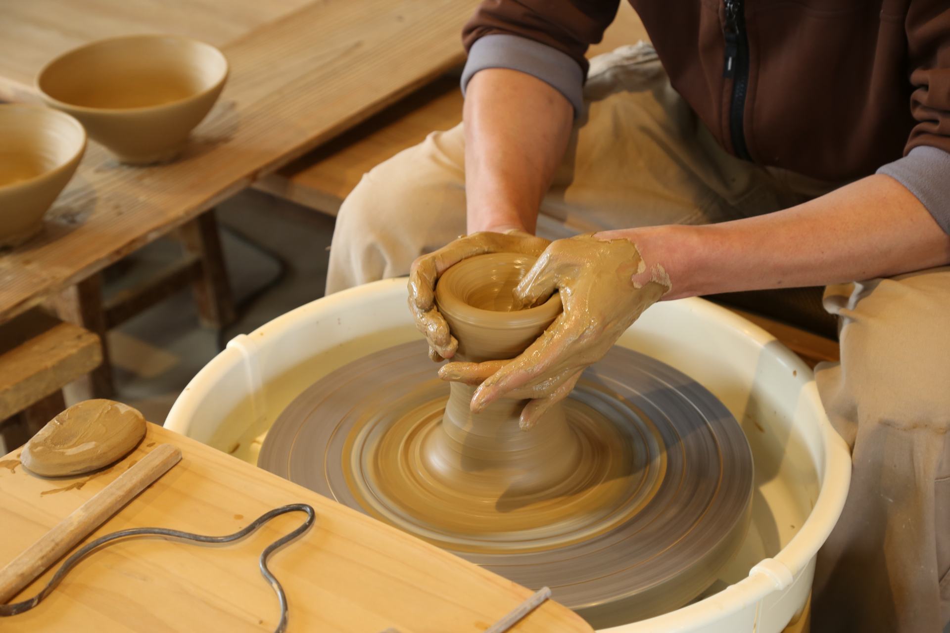 Fascinated by the beautiful striped , we encountered Tokushima Blue.Pottery experience using ”handmade” and ”electric potter's wheel”