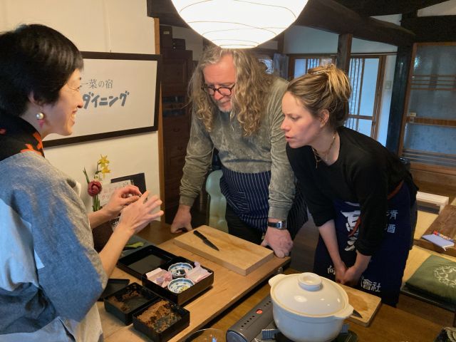 一汁一菜の調理体験の様子＠一汁一菜の宿　ちゃぶダイニング
(c)Ichiju Issai no Yado Chabu Dining
