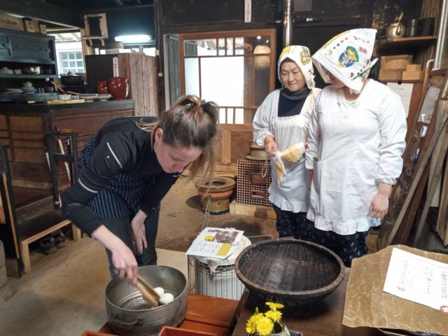 Okudo-san's cooking experience at Inakaya Sorashido
(c)Ichiju Issai no Yado Chabu Dining