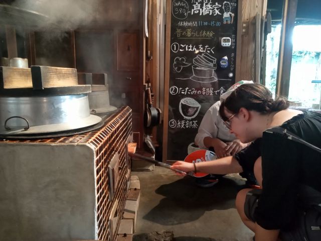 Okudo-san's cooking experience at Inakaya Sorashido
(c)Ichiju Issai no Yado Chabu Dining