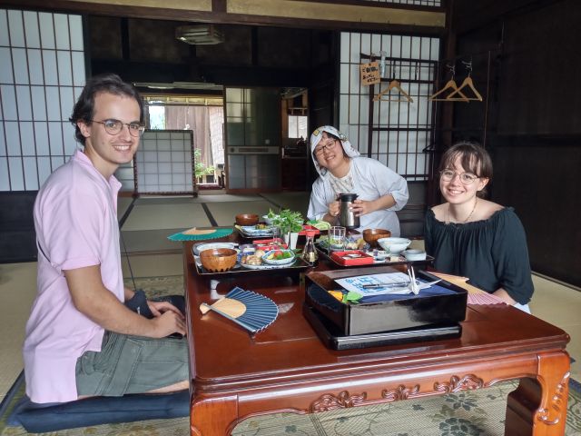 おくどさん調理体験の様子＠田舎家そらしど
(c)Ichiju Issai no Yado Chabu Dining