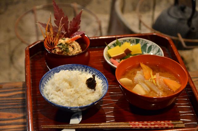 囲炉裏を囲んでの一汁一菜の食事＠一汁一菜の宿　ちゃぶダイニング
(c)Ichiju Issai no Yado Chabu Dining