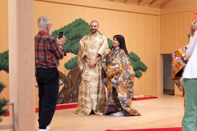 ホンモノの能装束を羽織る体験。
(C)一般財団法人日本伝統芸術文化財団