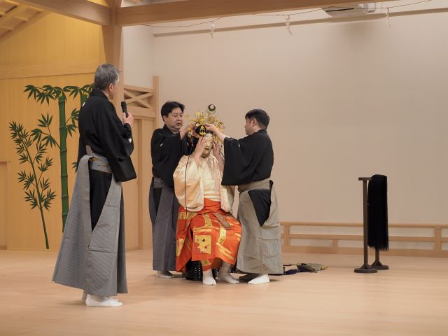 ＜Option＞ Explain Noh Costume
(C)一般財団法人日本伝統芸術文化財団
