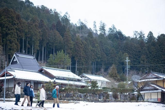 集落散策の様子
（C）一般社団法人南丹市美山観光まちづくり協会