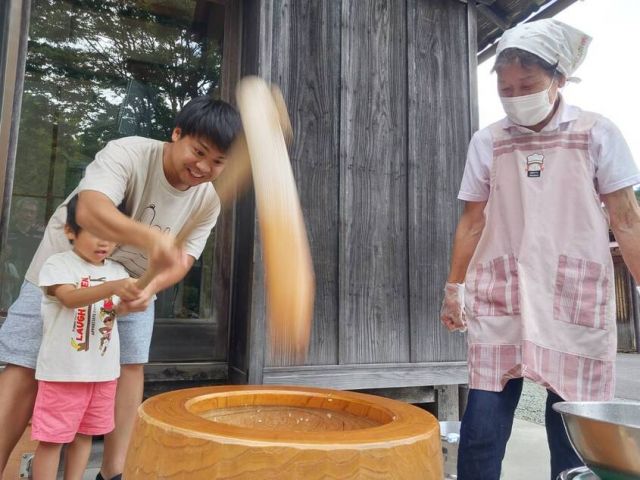 Making mochi
（C）一般社団法人南丹市美山観光まちづくり協会