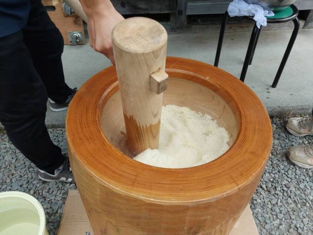 Making mochi
（C）一般社団法人南丹市美山観光まちづくり協会