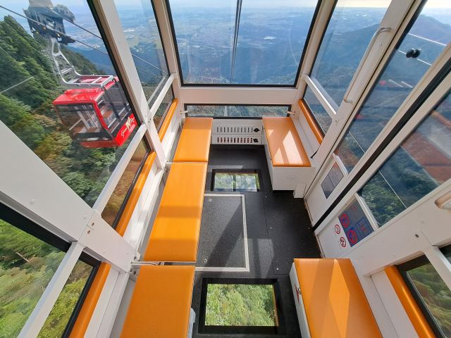 Out of 36 gondolas in total, 10 have windows in their floors. Try to be one of the lucky passengers on those!