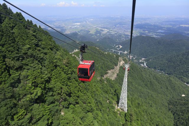 Go for a 15-minute walk in the air by ropeway. Seasonal vistas and a view of Ise Bay