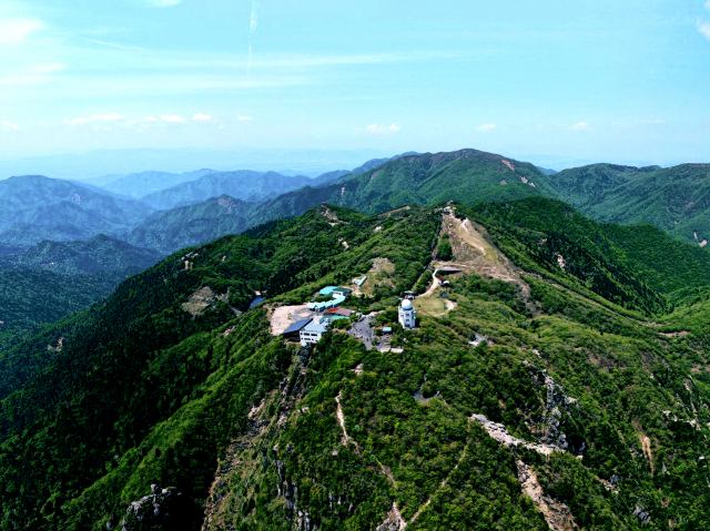 After the ropeway ascent, you will find Sanjo Park (a nature park) atop the mountain.