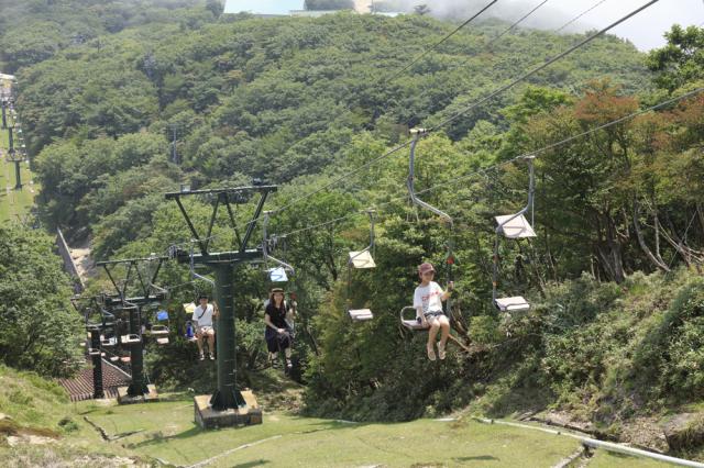 There are sightseeing lifts linking the east and west ends of Sanjo Park.