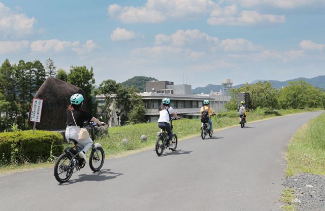 Riding along the levee toward the Akechi-yabu