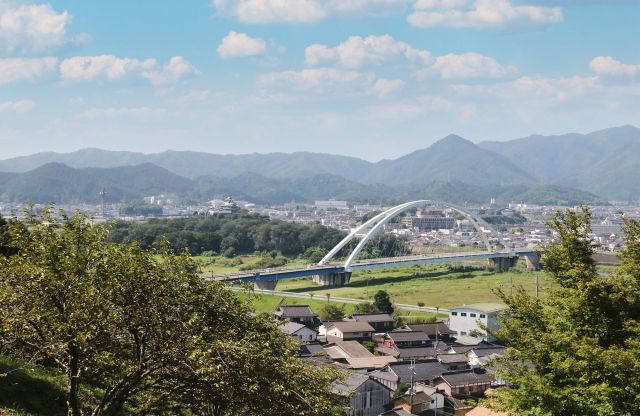 明智藪と音無瀬橋と城下町の風景