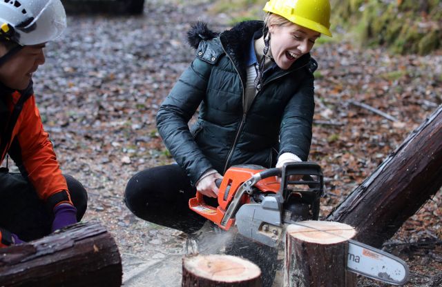 Making a wooden candle with a chainsaw