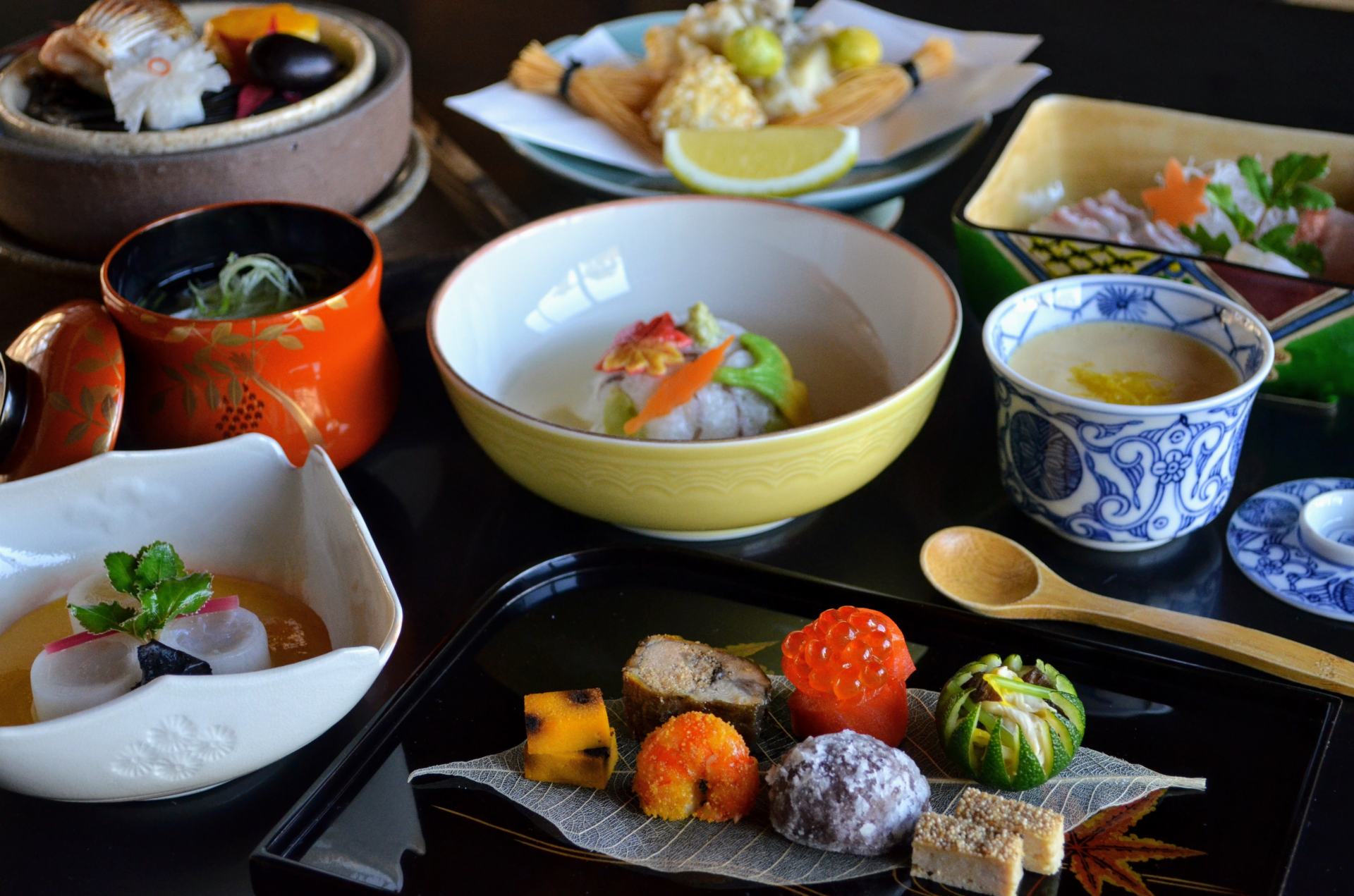 創業140年の老舗料亭での京料理（懐石料理）と伝統的な和風建築の見学ツアー