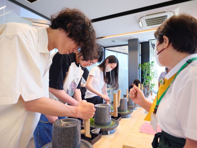 抹茶やお茶好きにはたまらない！挽きたての抹茶をご覧いただけます。
お茶と宇治のまち歴史公園　茶づな