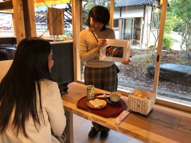 After the soy sauce making experience, the participants will learn how to make Mitarashi dumplings and bake them on a shichirin (a traditional Japanese charcoal griddle).
Asuka Village Commercial and Industrial Association