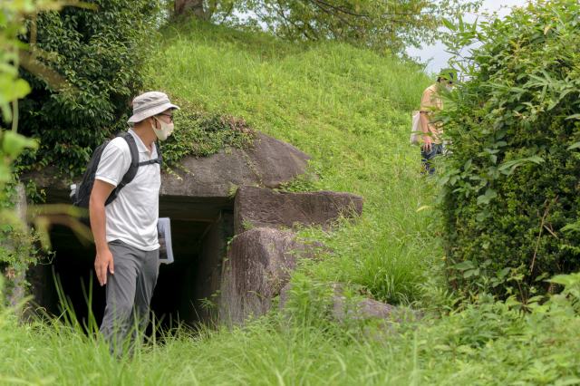 The stone chambers of the Kengoshizuka and Koshizuka Gomon burial mounds can be viewed from outside the fences and doors.
Asuka Village Commercial and Industrial Association