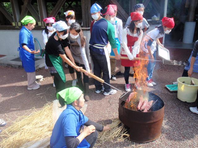 Straw-searing bonito under the tutelage of an instructor
(C)四国の右下観光局