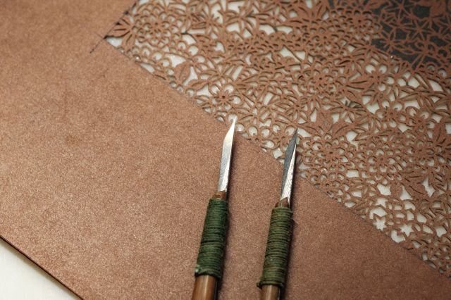 職人が彫刻した伊勢型紙と使用した彫刻刀
IseKatagami Kyoudoukumiai(c)